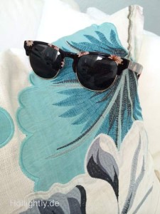 TOMS Brille auf Kissen