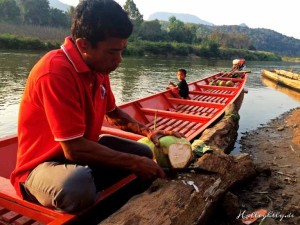 Zen Namkhan Laos - Der beste Sundowner der Welt: frische Kokosnussmilch