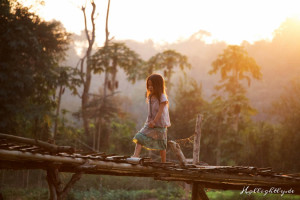 Zen Namkhan Laos - Mädchen auf Brücke